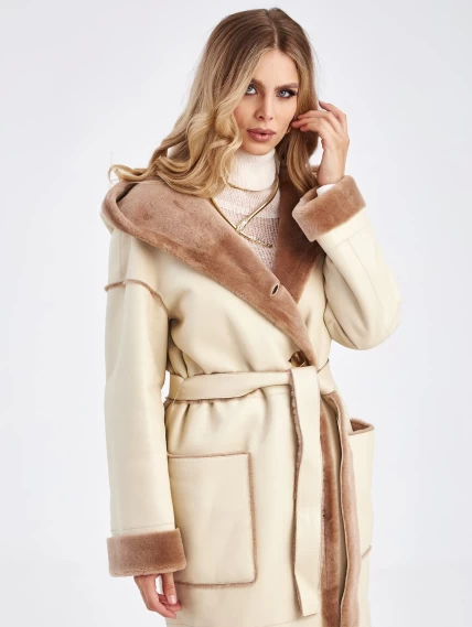 Длинное оверсайз пальто из меховой овчины с капюшоном для женщин премиум класса 2008н, бежевое, размер 44, артикул 64010-3