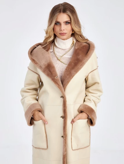 Длинное оверсайз пальто из меховой овчины с капюшоном для женщин премиум класса 2008н, бежевое, размер 44, артикул 64010-4