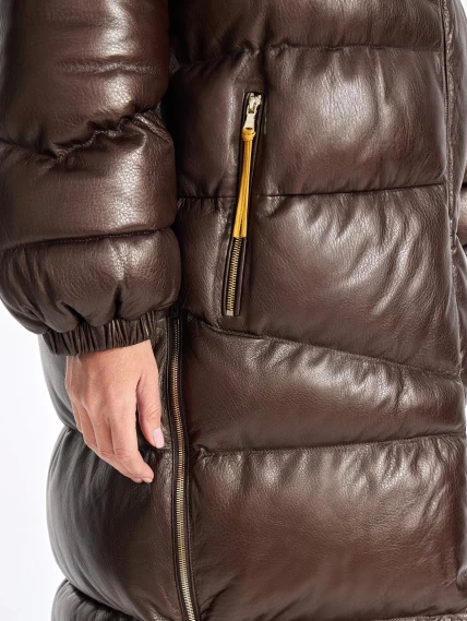 Длинный стеганный кожаный пуховик с норковым воротником премиум класса для женщин 3073, коричневый, размер 50, артикул 25540-4