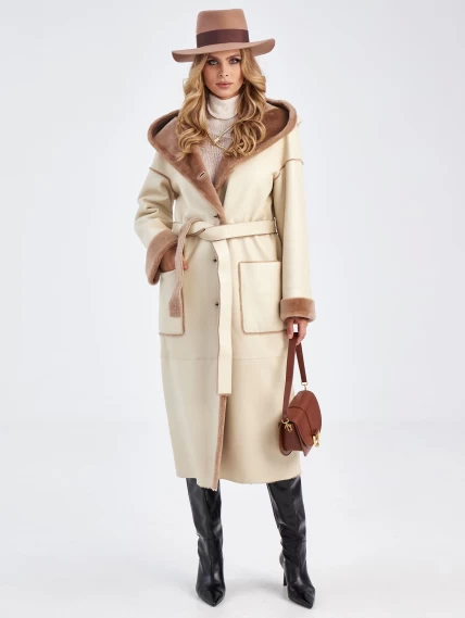 Длинное оверсайз пальто из меховой овчины с капюшоном для женщин премиум класса 2008н, бежевое, размер 44, артикул 64010-0