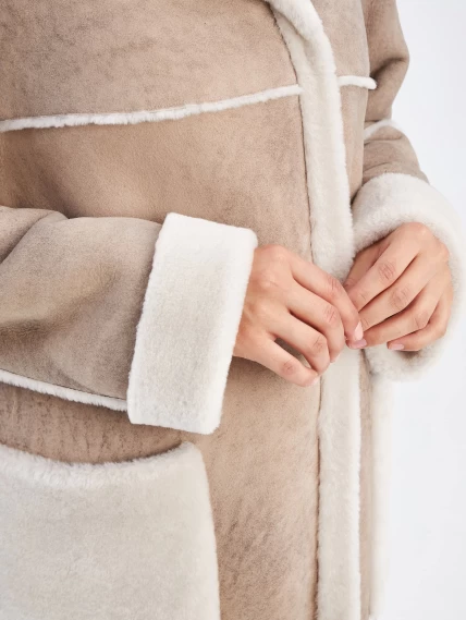 Женское длинное пальто оверсайз с капюшоном из меховой овчины премиум класса 2021, бежевое, размер 44, артикул 63900-4