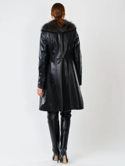 Утепленный кожаный женский плащ с воротникои из меха енота 370ш, черный, размер 50, артикул 23660-4