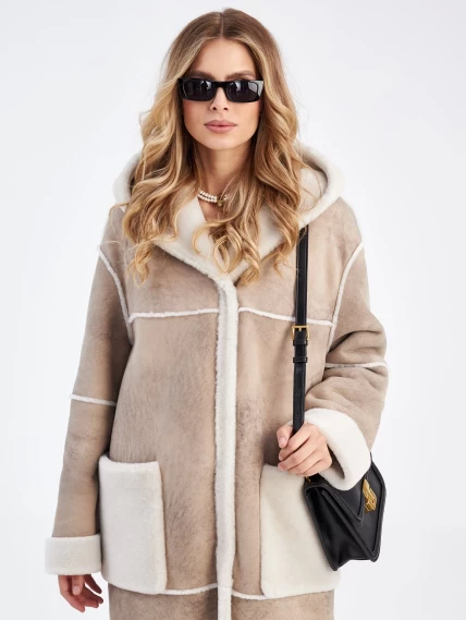 Женское длинное пальто оверсайз с капюшоном из меховой овчины премиум класса 2021, бежевое, размер 44, артикул 63900-2
