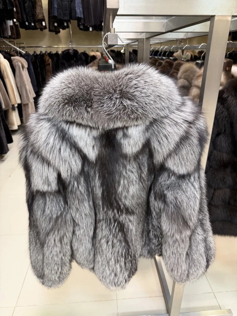 Короткая шуба из меха лисы для женщин Л1010-010, серебристо-чёрная, размер 48, артикул 65510-1
