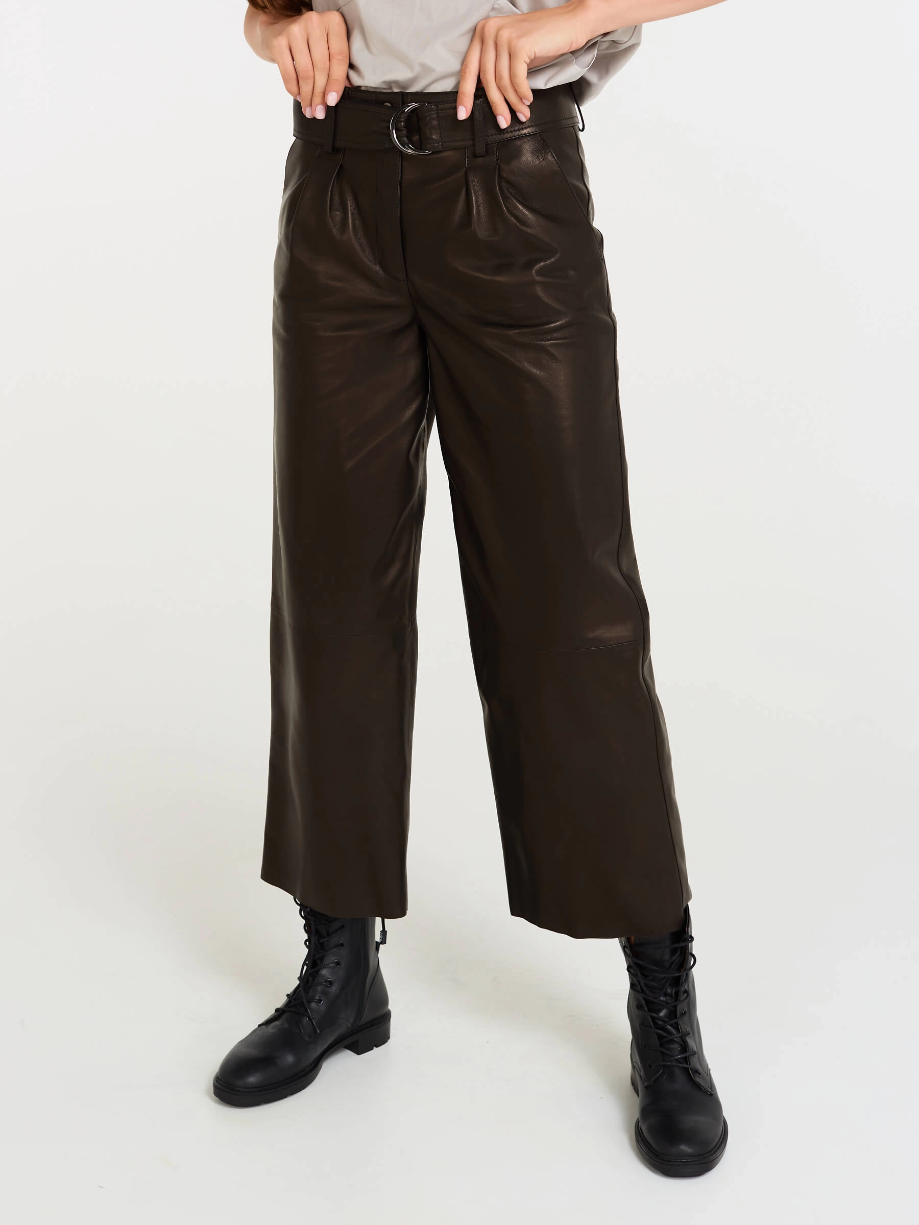 Купить кожаные укороченные брюки женские 05, из натуральной кожи, черные, размер50, артикул 85090 по цене 33 990 руб. в Москве в магазине Primo Vello
