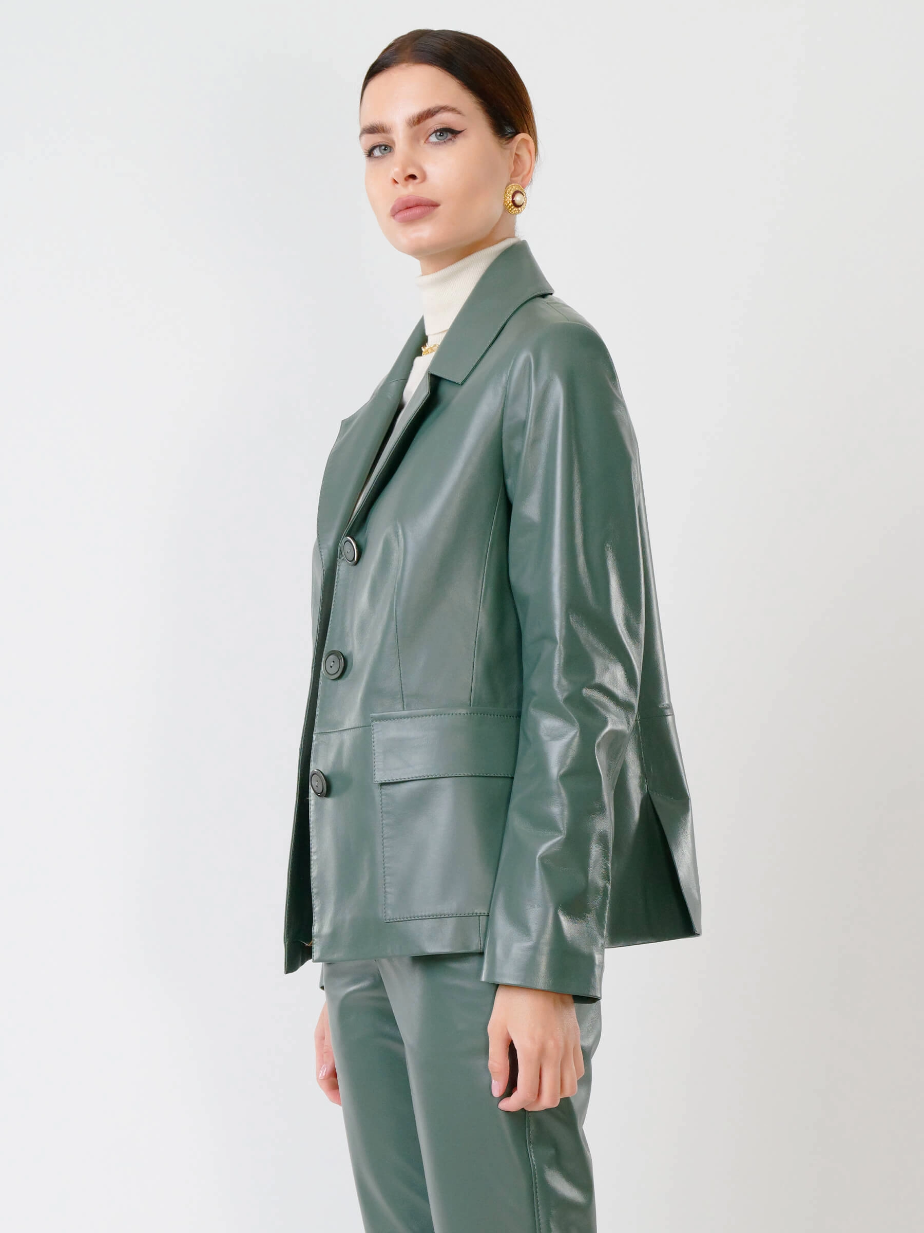 Купить кожаный пиджак женский 3007, оливковый, р. 46, арт. 90680 по цене 31 990 руб. в Москве в магазине Primo Vello