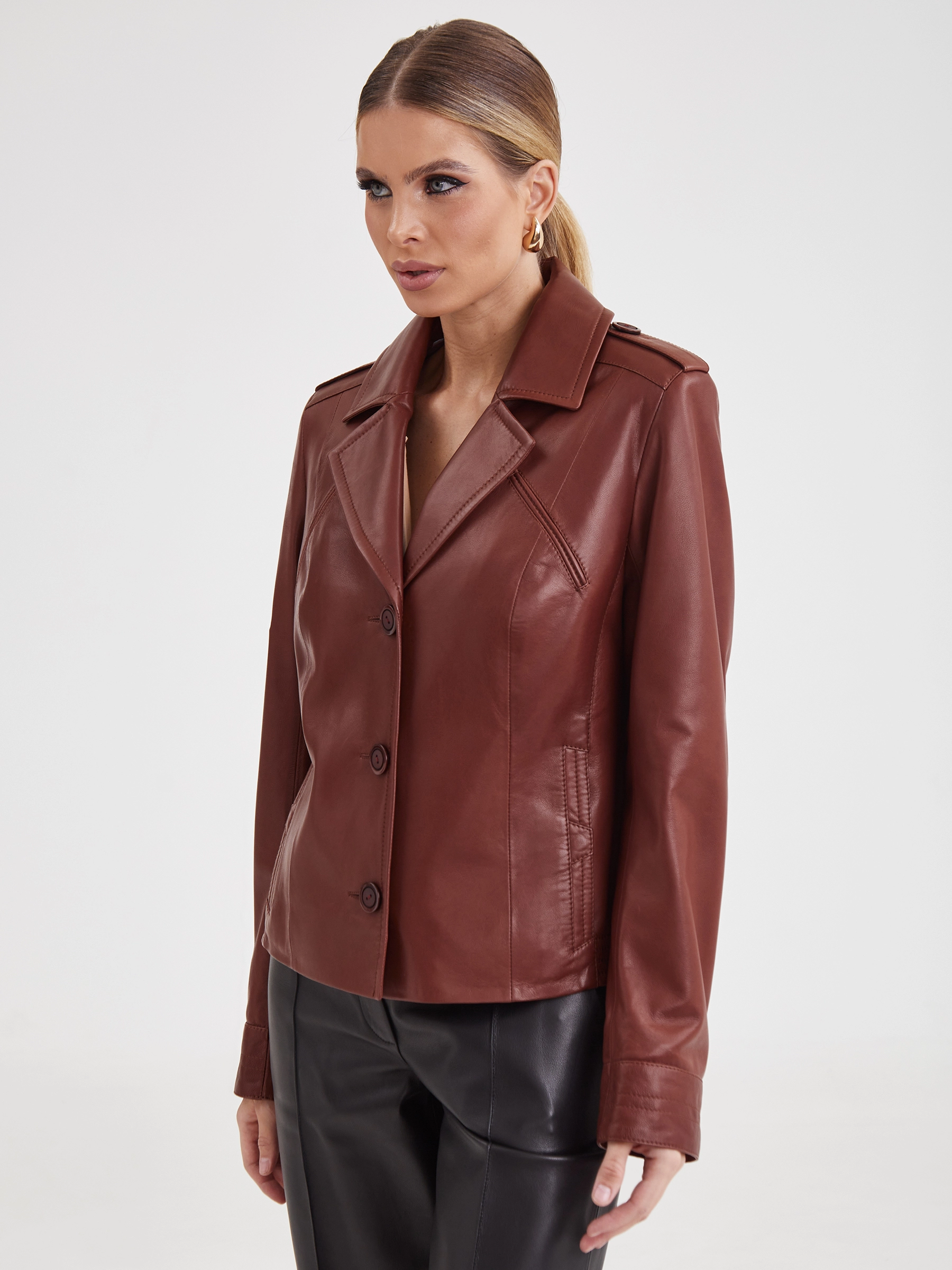 Женская кожаная куртка: актуальные новинки и трендовые модели 2023 года