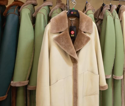 Как сложить верхнюю одежду на хранение