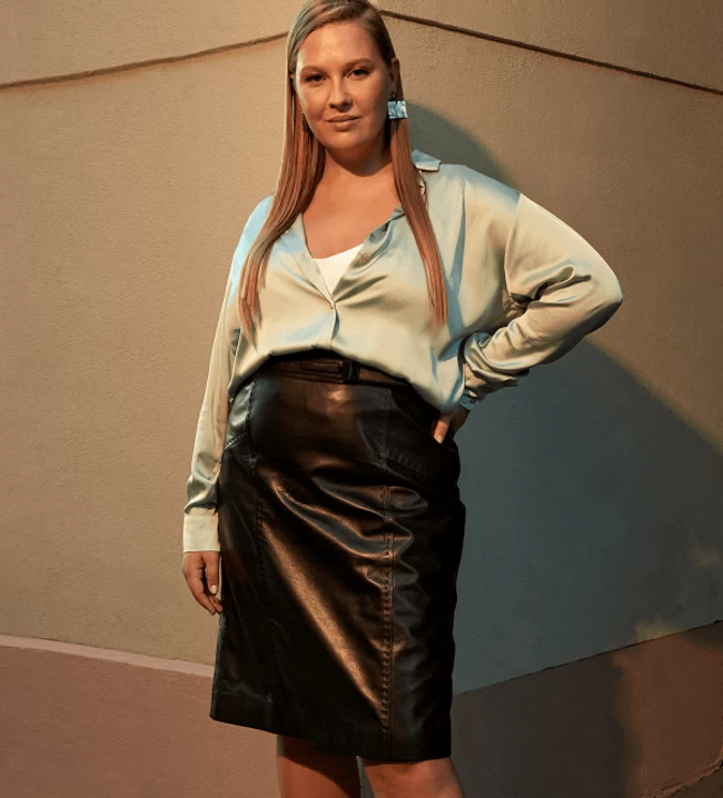Образы с юбкой для девушек plus-size: трендовые сочетания материалов и цветов