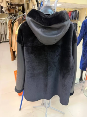 Короткая черная женская дубленка с капюшоном 2076-1