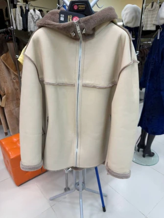 Короткая женская дубленка с капюшоном 2075-0