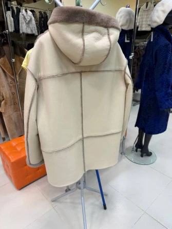 Короткая женская дубленка с капюшоном 2075-1